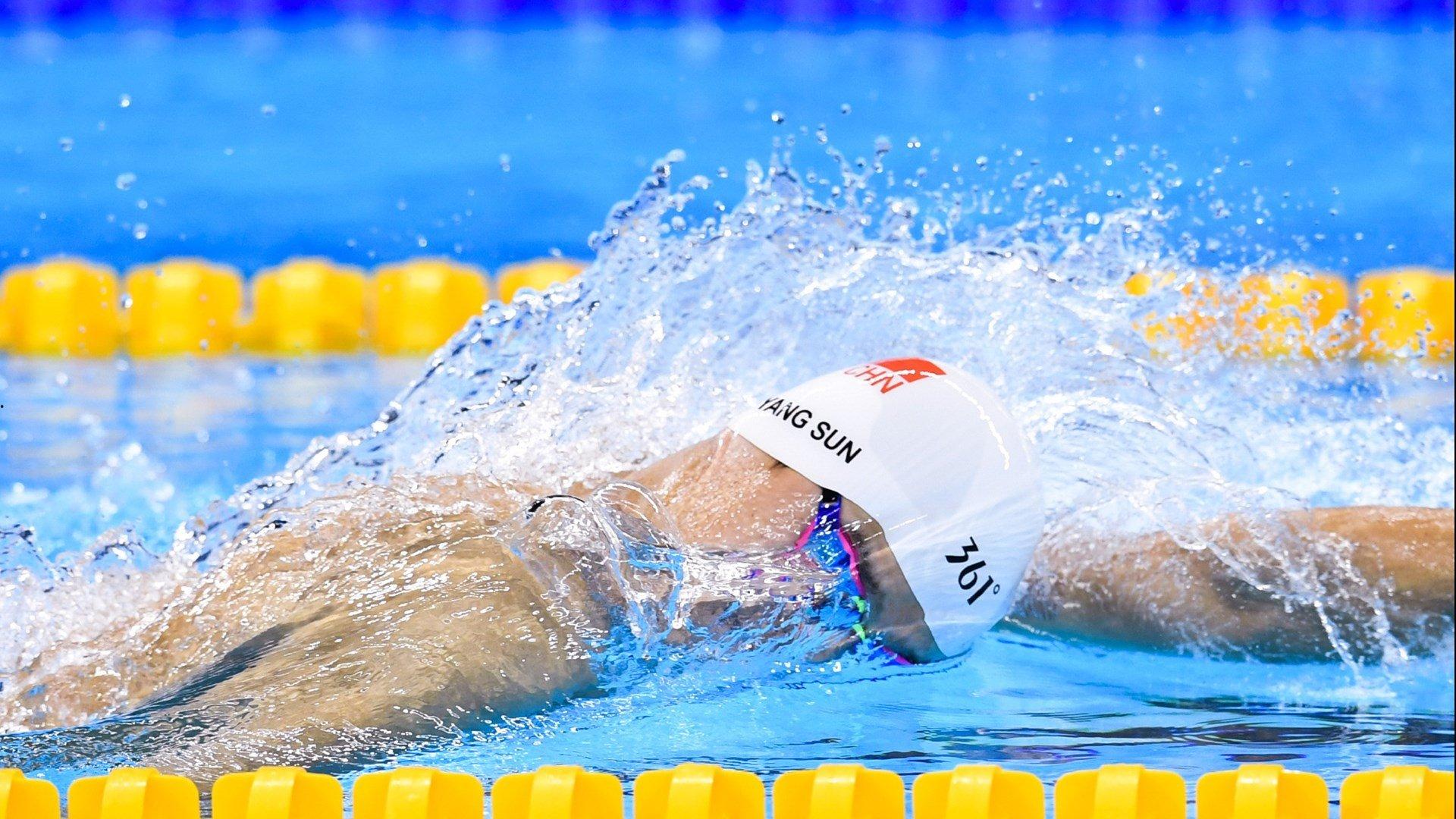 四足奔跑风潮席卷美国都会区，女子公园健身视频引爆生物力学争议