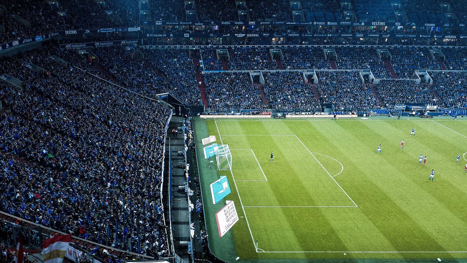 勒沃库森携手新百伦揭晓新赛季第三球衣,蓝衣十字纹理诠释传统与创新